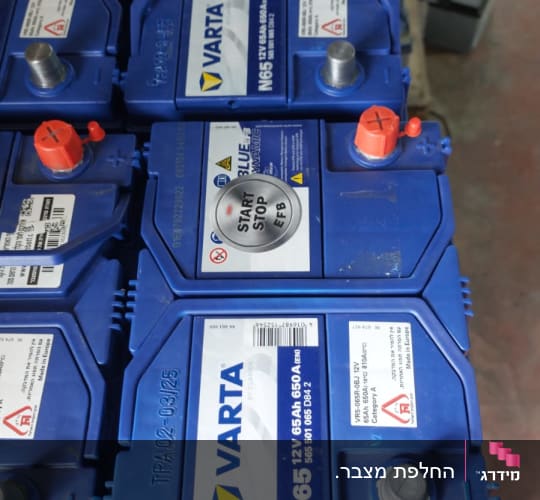 מצברים כחולים של ורטה עם חיבורים אדומים ואפורים